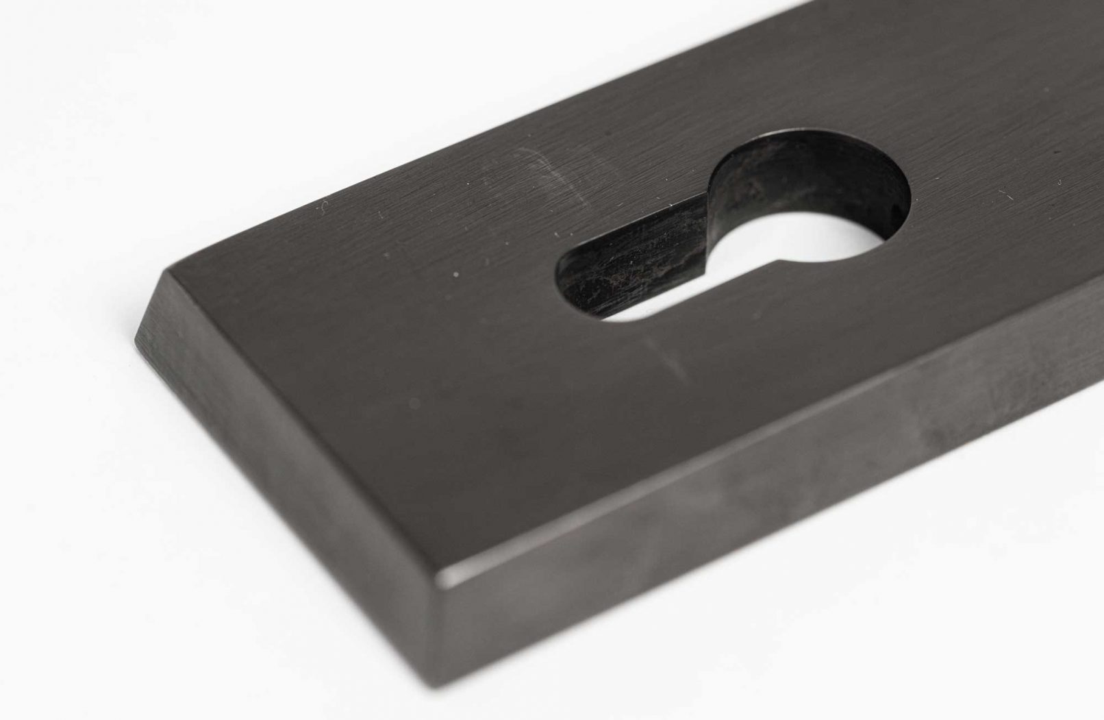 Detail des Langschild aus Bronze in seiner reduzierten Form