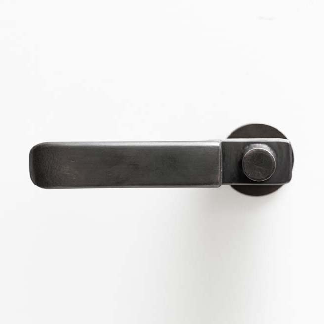 Schlichter Türdrücker aus Bronze, handgeschmiedet, patiniert