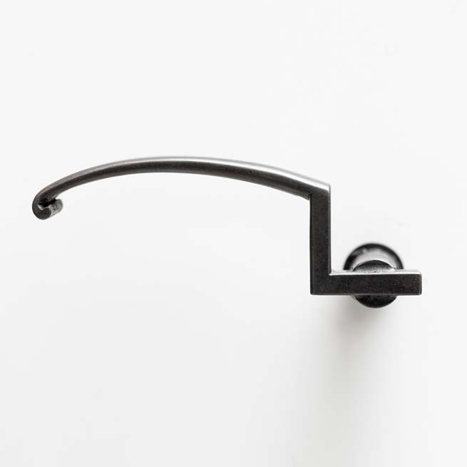 Geschwungener Türdrücker aus Bronze hangeschmiedet