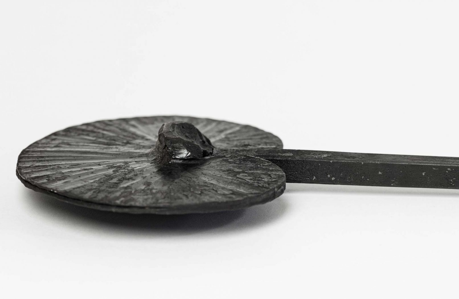 Detailansicht der Gartenskulptur Pfau aus Bronze geschmiedet