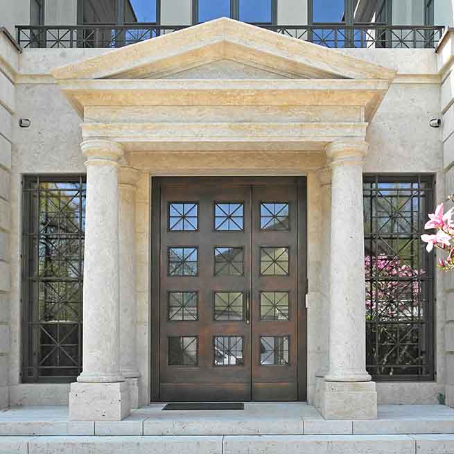 Eingangsportal mit Bronzeverkleidung und seitlichen Fenstergittern - Vorschau