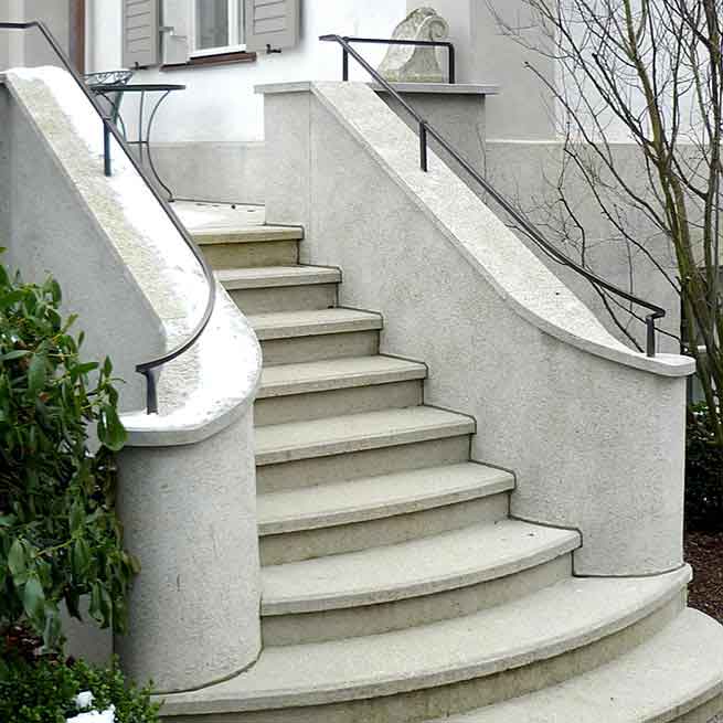 Handlauf auf Brüstungsmauer aus Bronze geschmiedet