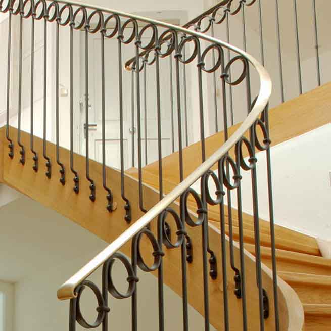 Zeitgenössisches Treppengeländer an Holztreppe in Wohnhaus - Vorschau