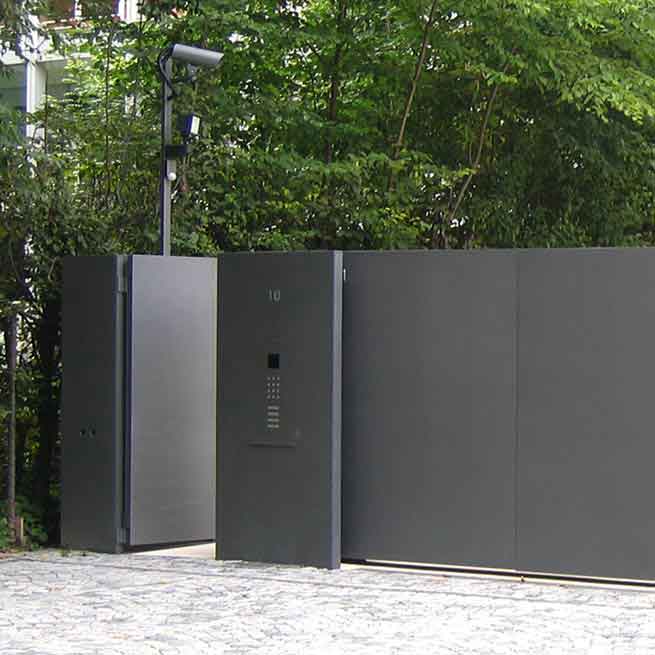 Sicherheitstoranlage mit Schiebefunktion und Motor am Thomas-Mann-Haus