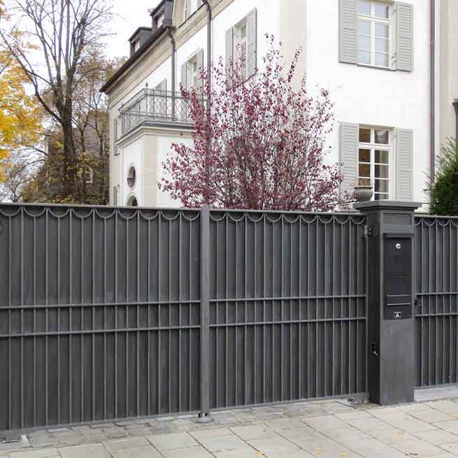 Doppelflügelige Toranlage passend zu historischem Zaun, aus Stahl geschmiedet