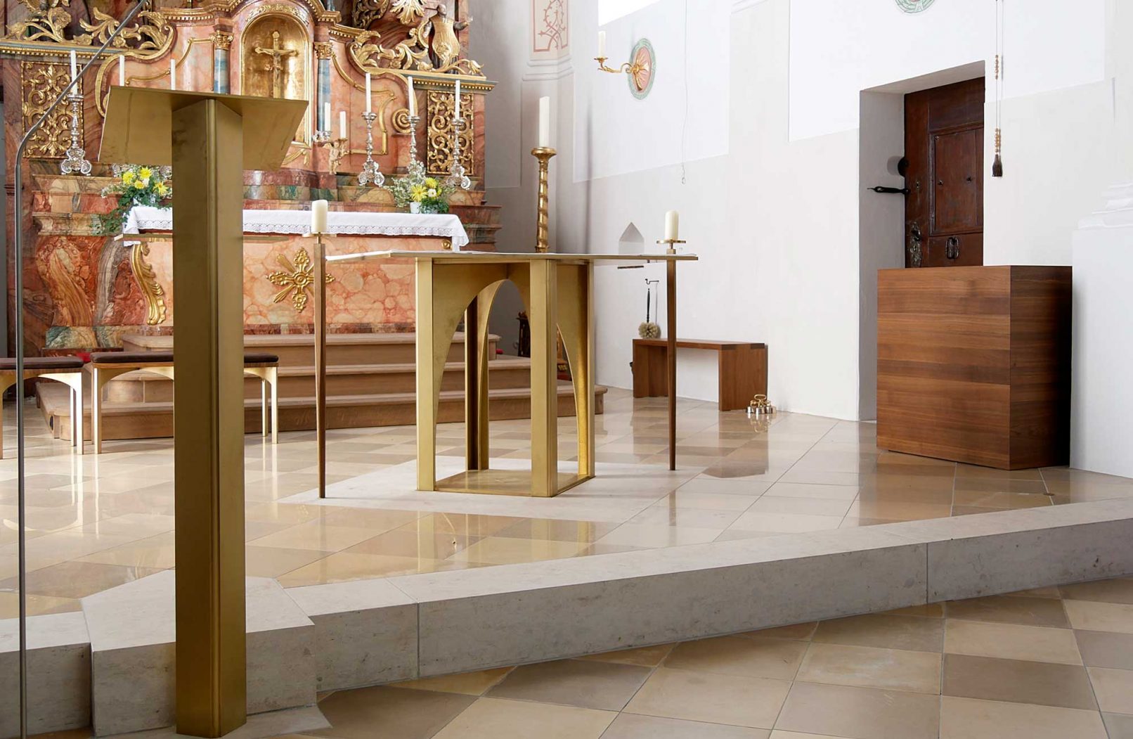Neugestaltung Altarraum und Taufort der Kirche Maria Himmelfahrt in Schönau