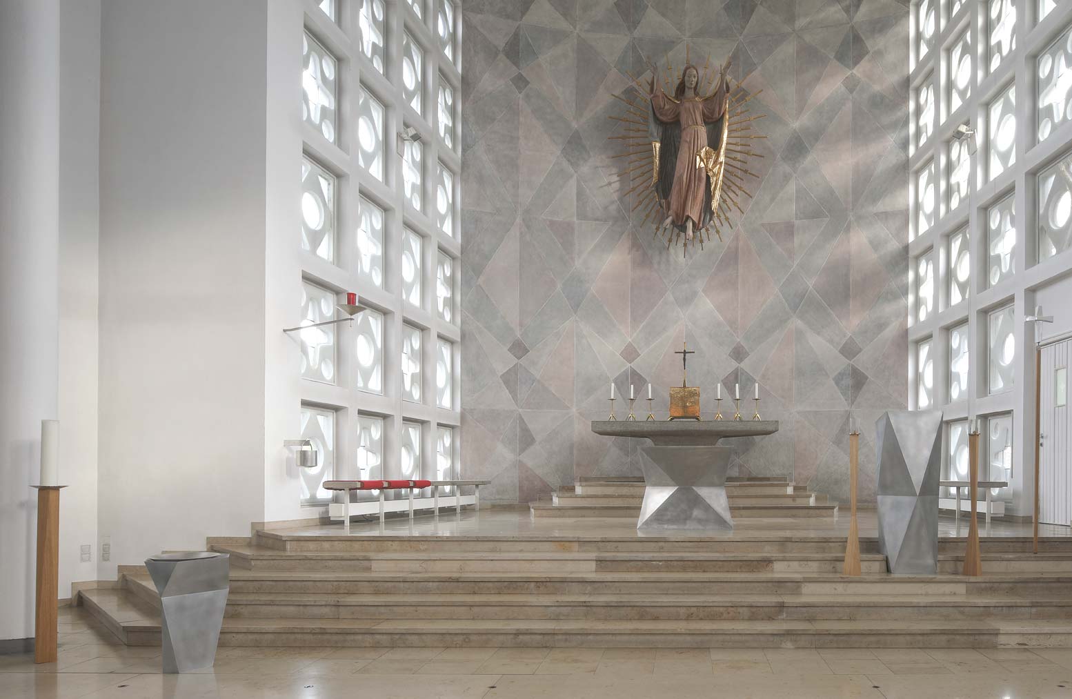 Neue Ausstattung Altarraum aus Aluminium mit geometrischen Formen