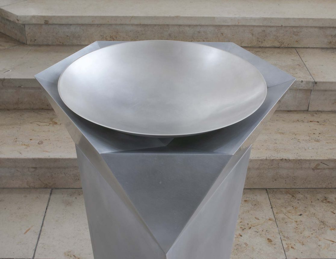 Detail Taufbecken aus Aluminiumplatten montiert mit versilberter Taufschale