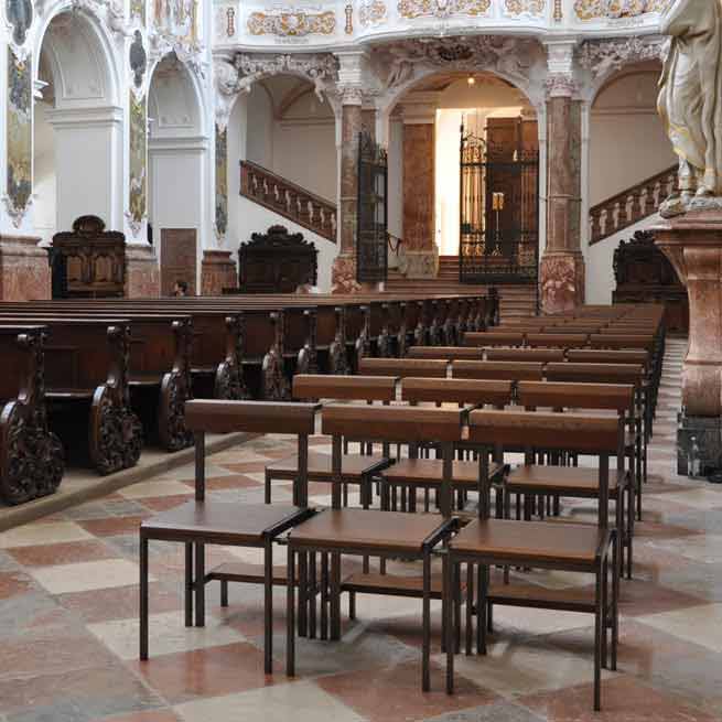 Kirchenbestuhlung aus Bronze und Eichenholz