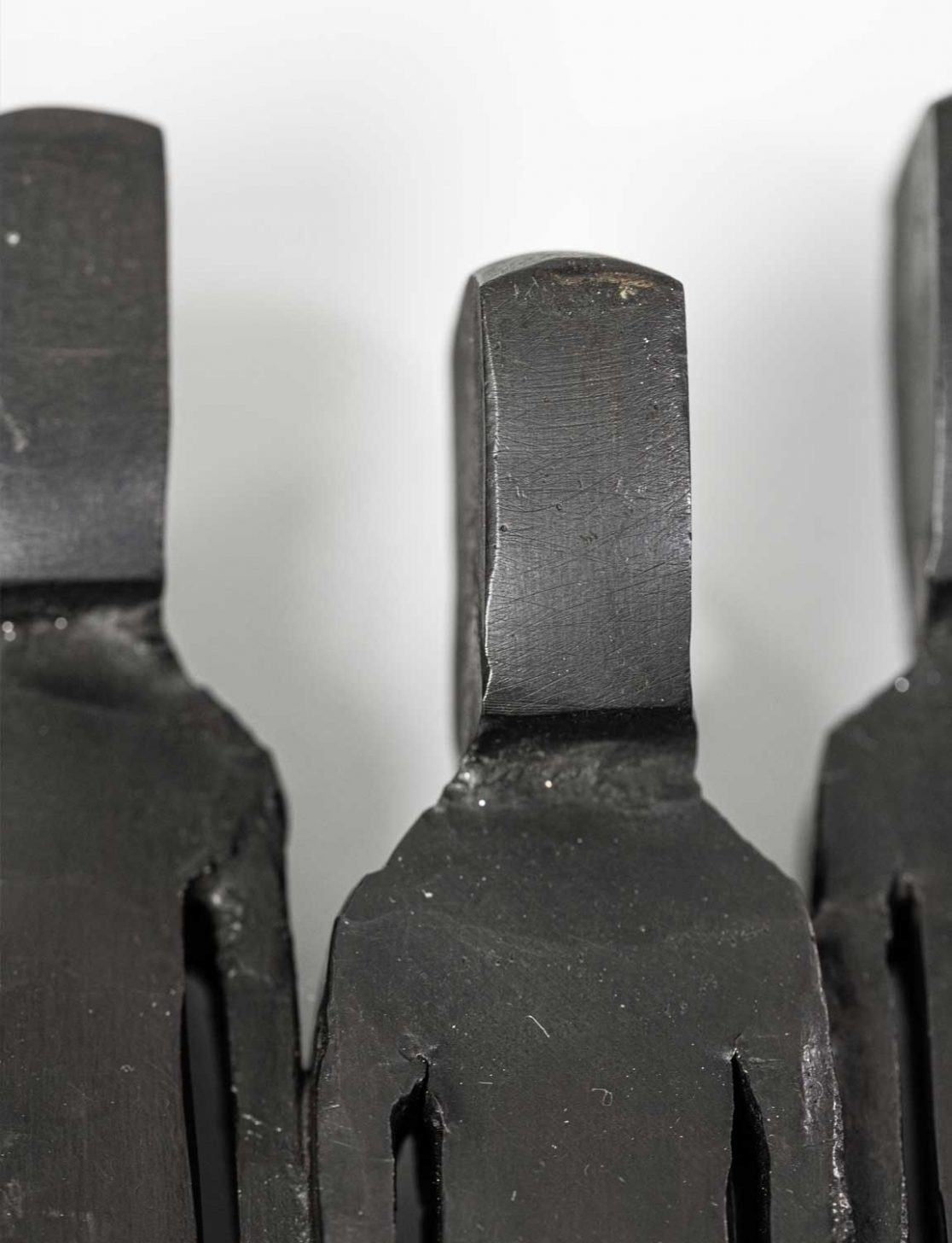 Wandskilptur mit fünf Männer aus Bronze geschmiedet