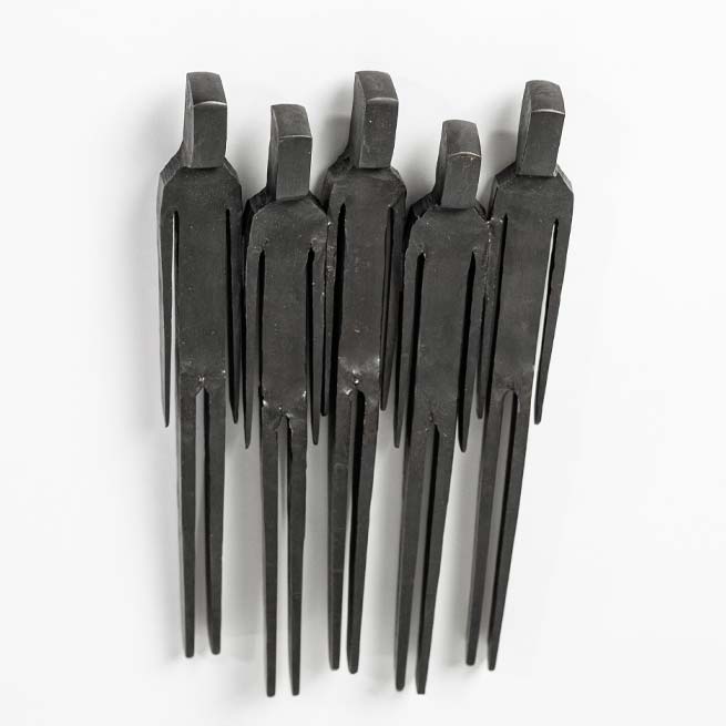 wandskulptur 5 Männer aus Bronze geschmiedet