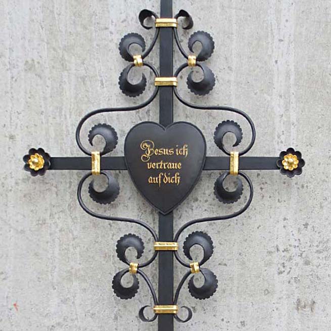 Nachbildung historisches Grabkreuz mit Herz