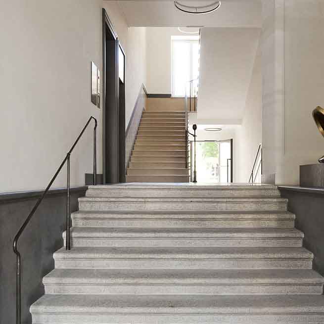 Ausstattung Treppenhaus Gründerzeithaus mit Geländer und Treppe aus Bronze