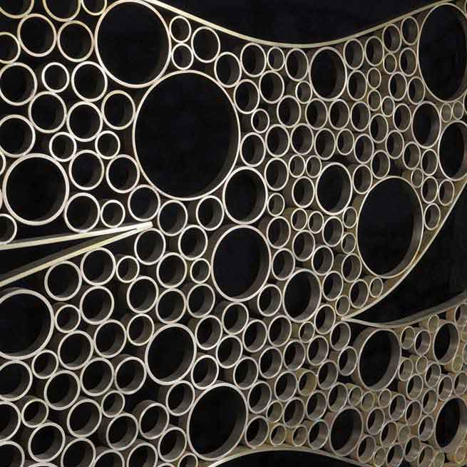 Brüstungsgeländer aus Messing in amorpher Form