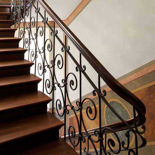 Geländererhöhung mit altem Holzhandlauf - Vorschau