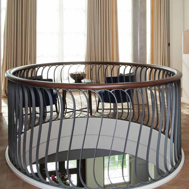 Ovales Geländer mit S-Stäben udn Handlauf aus Holz