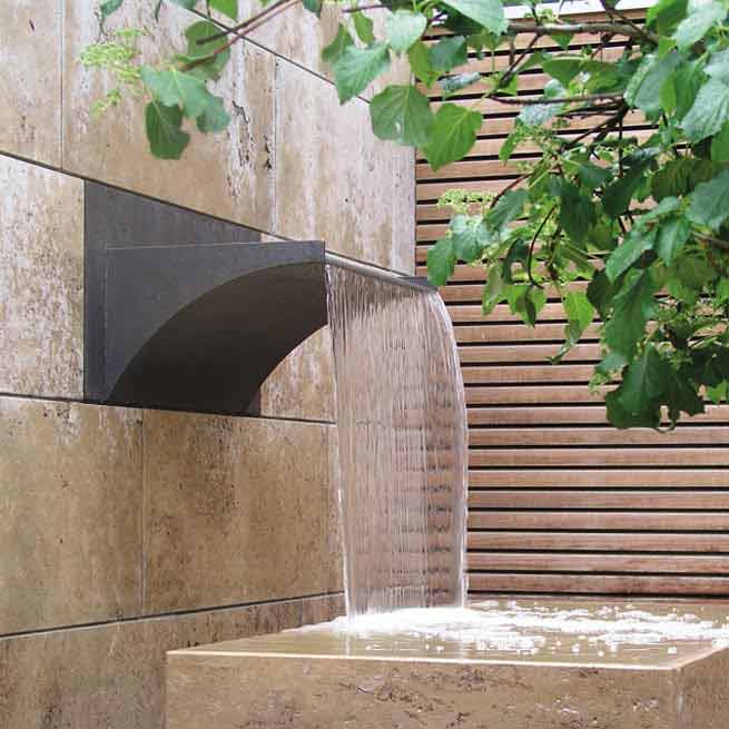 Wasserschütte aus Bronze in Steinwand