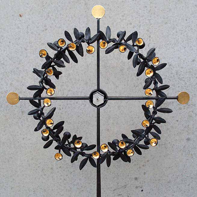 Zeitgenössisches Grabkreuz aus Bronze geZeitgenössisches Grabkreuz mit stilisiertem Blumenkranz - Vorschau