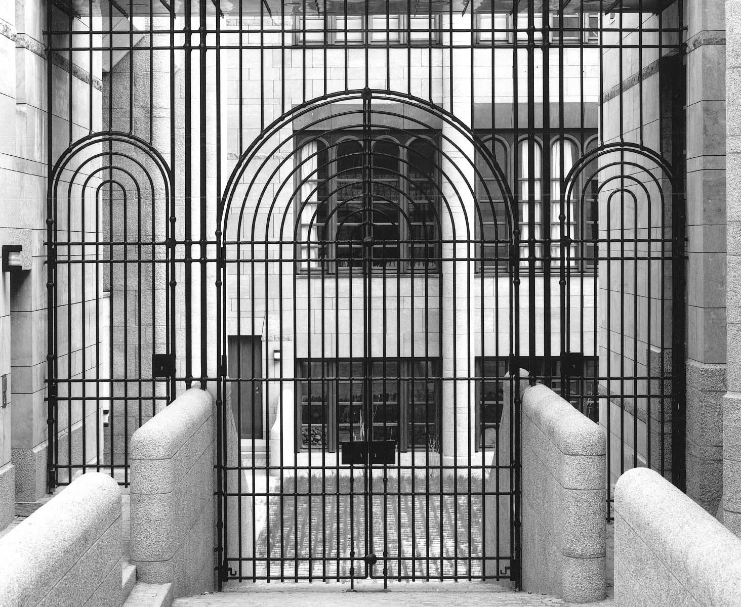 Geschmiedetes Gittertor zum Hof der Neuen Pinakothek München