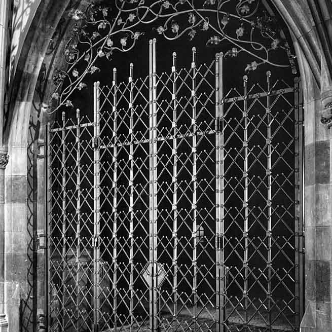 Vierflügelige Toranlage in historischem Spitzbogen im Alten Rathaus München