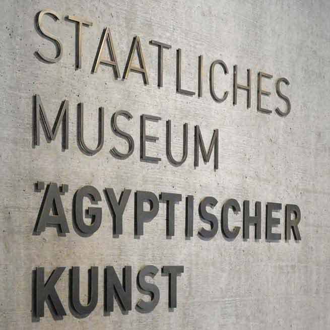 Wandbeschriftung aus Einzelbuchstaben aus Bronze