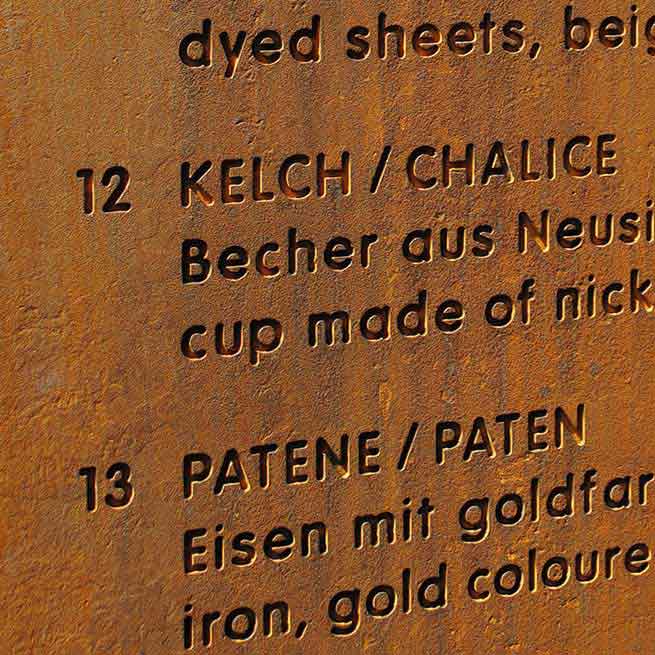 Überdachung aus Cortenstahl mit gefräster Schrift