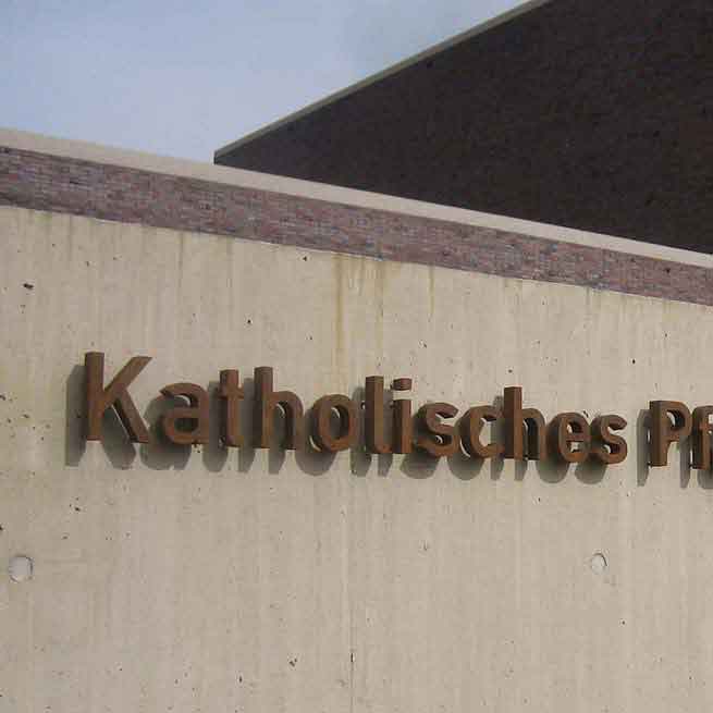 Fassadenbeschriftung aus Cortenstahl