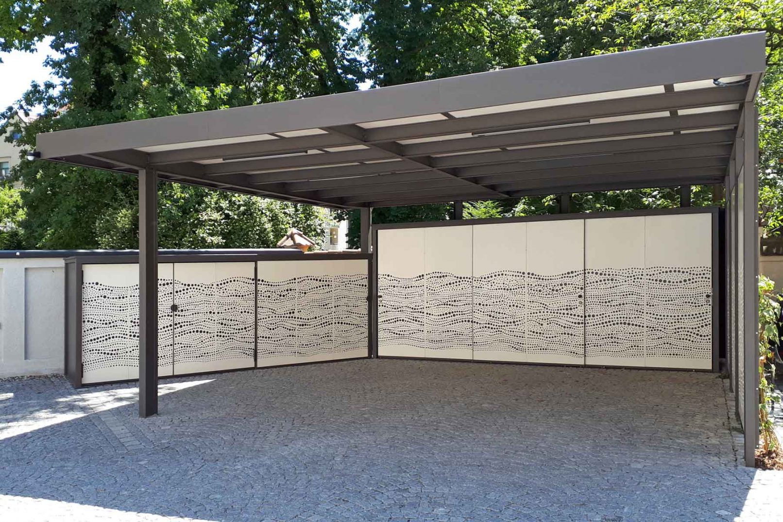 Carport Stahlkonstruktion mit Blick auf das integrierte Mülltonnenhaus