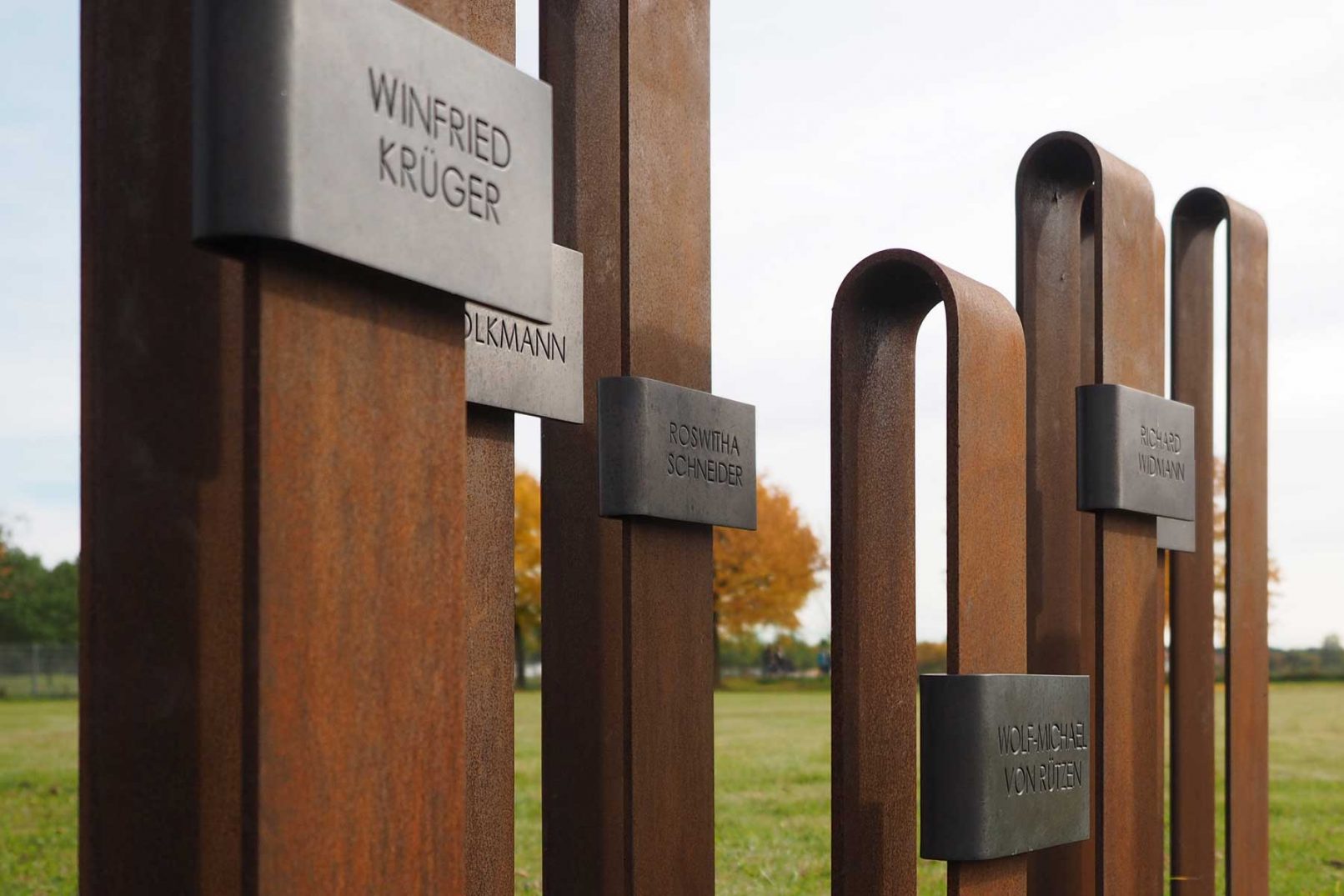 Seitenansicht Urnenstelen aus Cortenstahl mit Namenstafeln aus Bronze