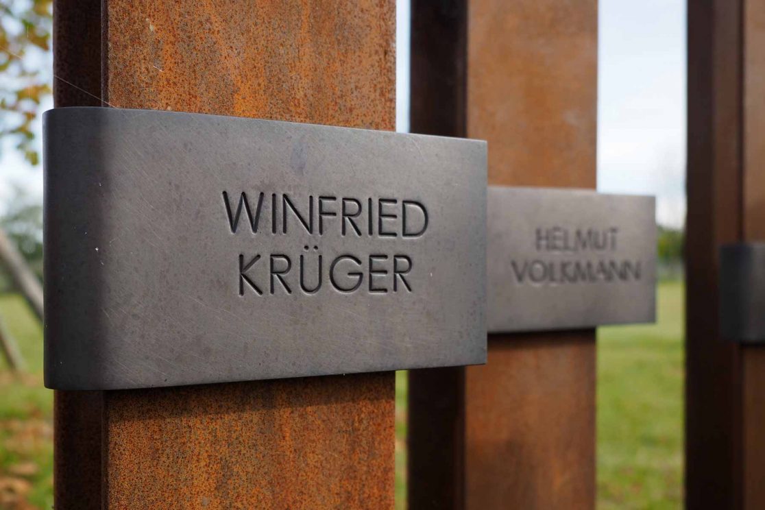 Namenstafeln aus Bronze geschmiedet