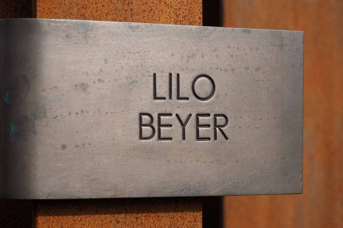 Namenstafel der Urnenstehlen, aus Bronze geschmiedet