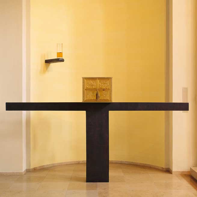 Sakrale Ausstattung aus massivem Stahl