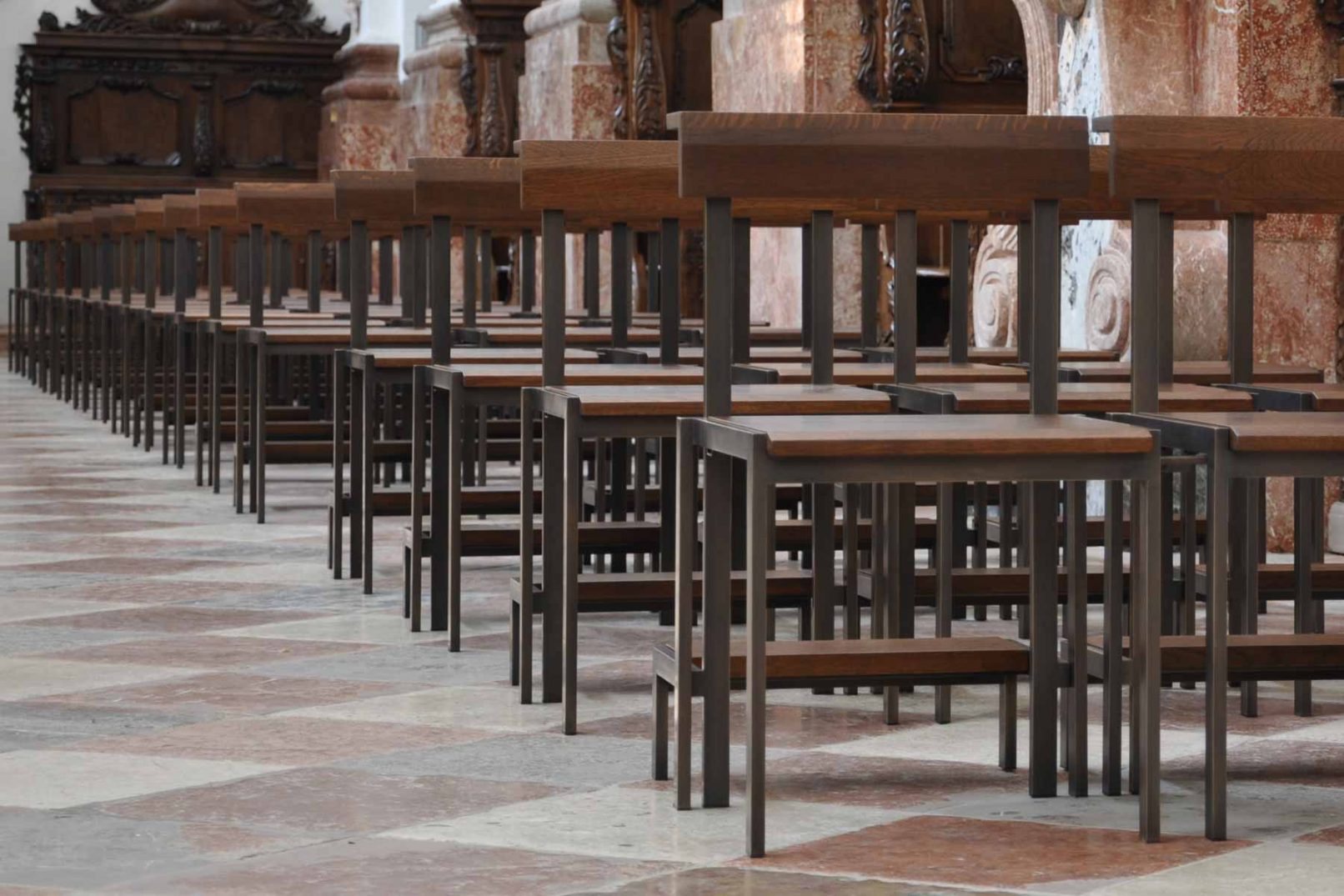 Kirchenbestuhlung aus Bronze und Eichenholz - Ansicht der Stuhlreihen