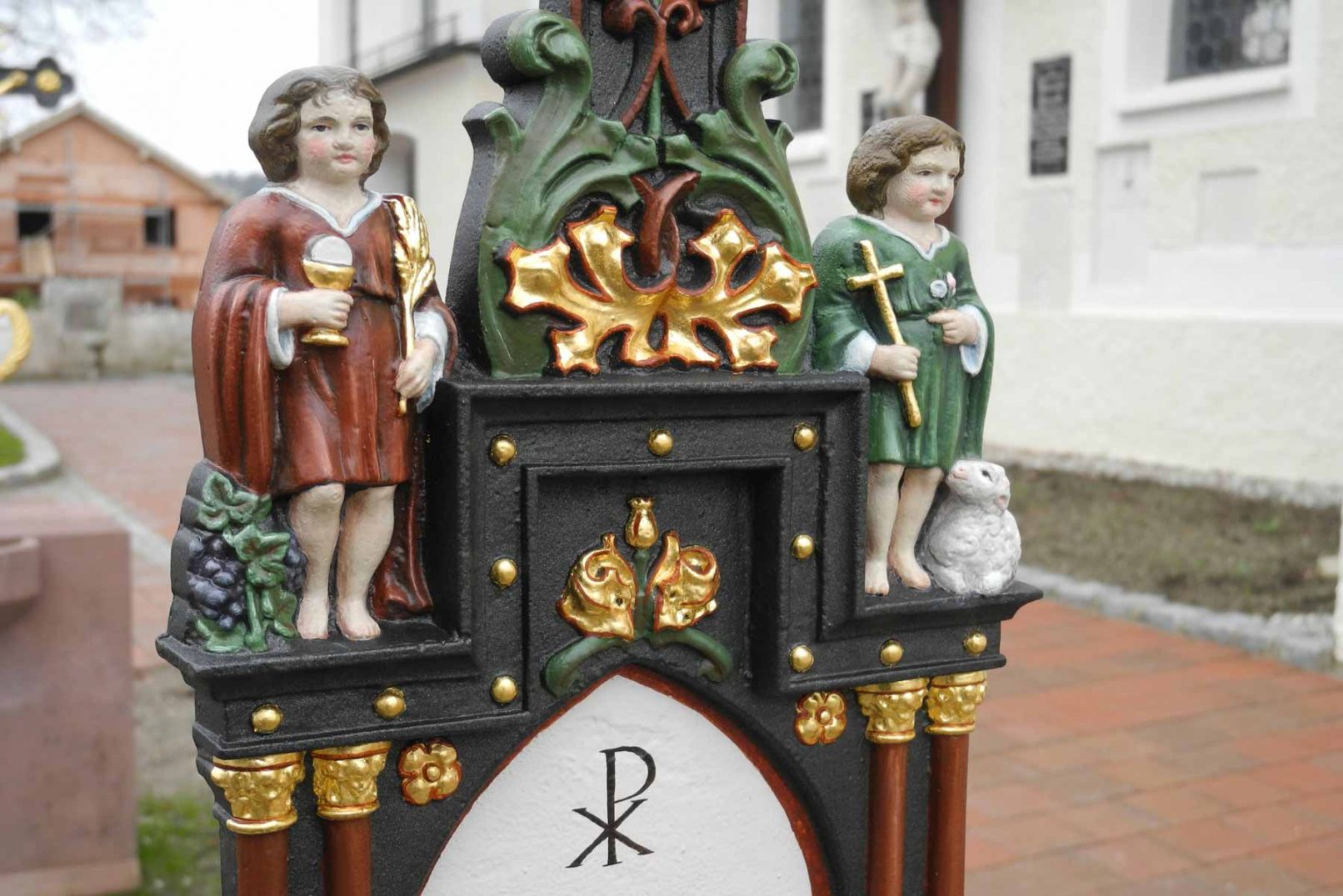 Detail Restaurierung gusseiserne Grabkreuze