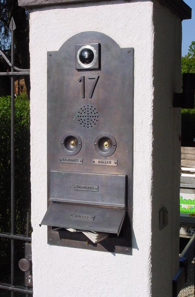 Klingeltableau aus Bronze mit Sprechanlage, integriertem Briefkasten, Videoüberwachungsfunktion und Hausnummer