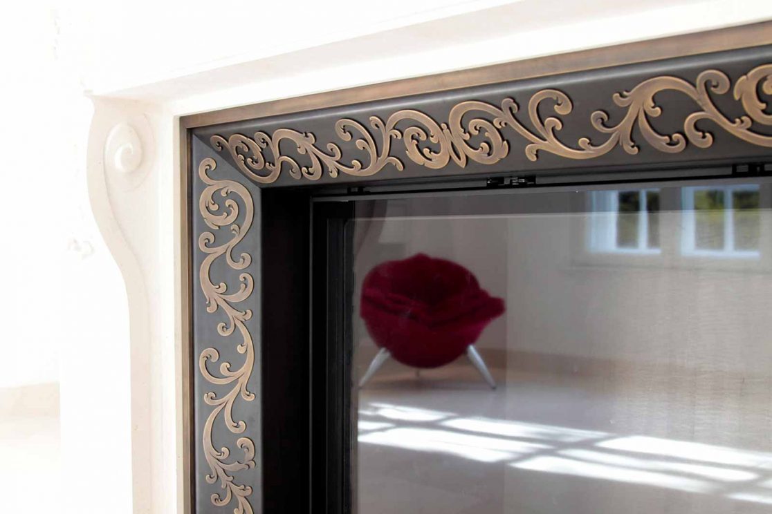 Kaminverkleidung mit Applikationen aus Bronze - aus der Kunstschmiede Bergmeister