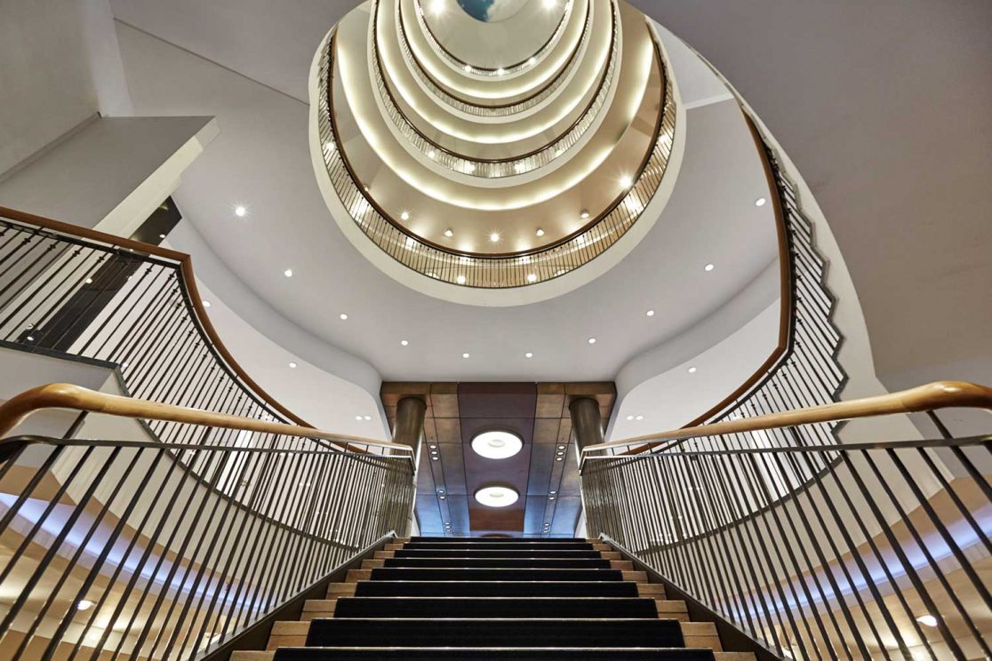 Blick durch den Treppenaufgang mit ertüchtigter Treppe - Hirmer München