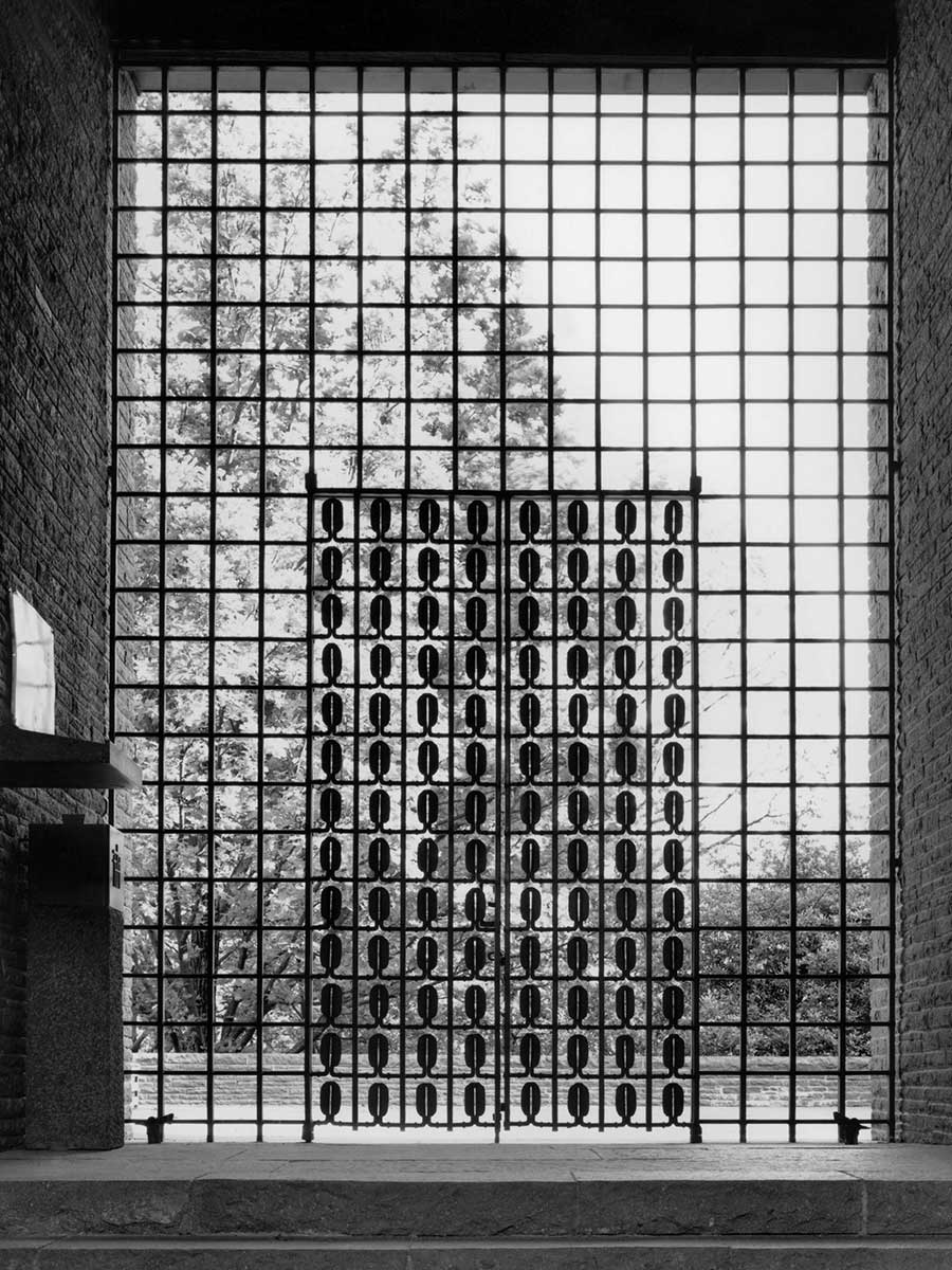 Großes Gittertor auf Soldatenfriedhof Costermano - geschlossener Zustand