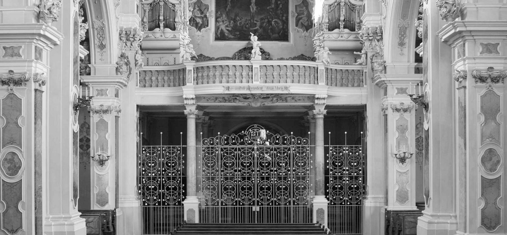 Blick in den Kirchenraum mit geschmiedetem Trenngitter im Kloster Neustift