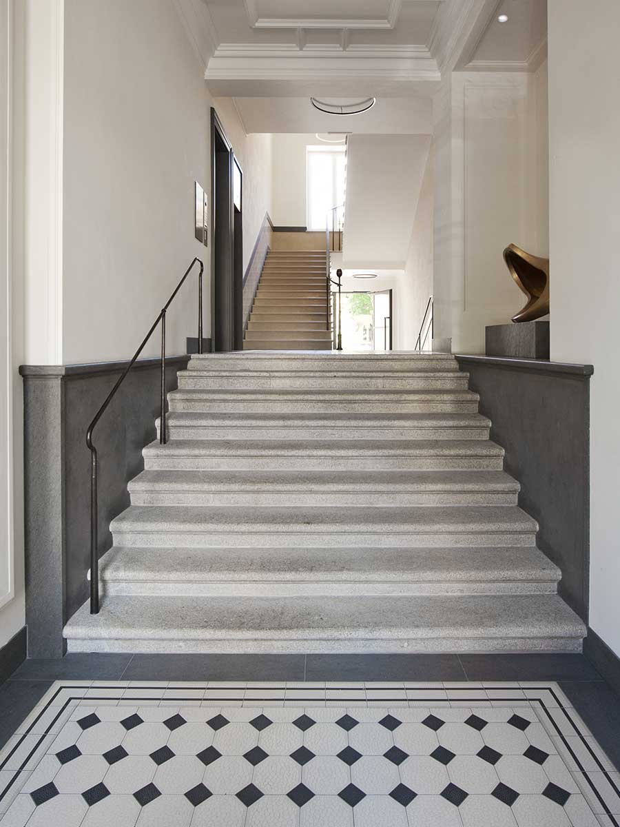 Ausstattung Treppenhaus Gründerzeithaus - Handlauf auf Steintreppe