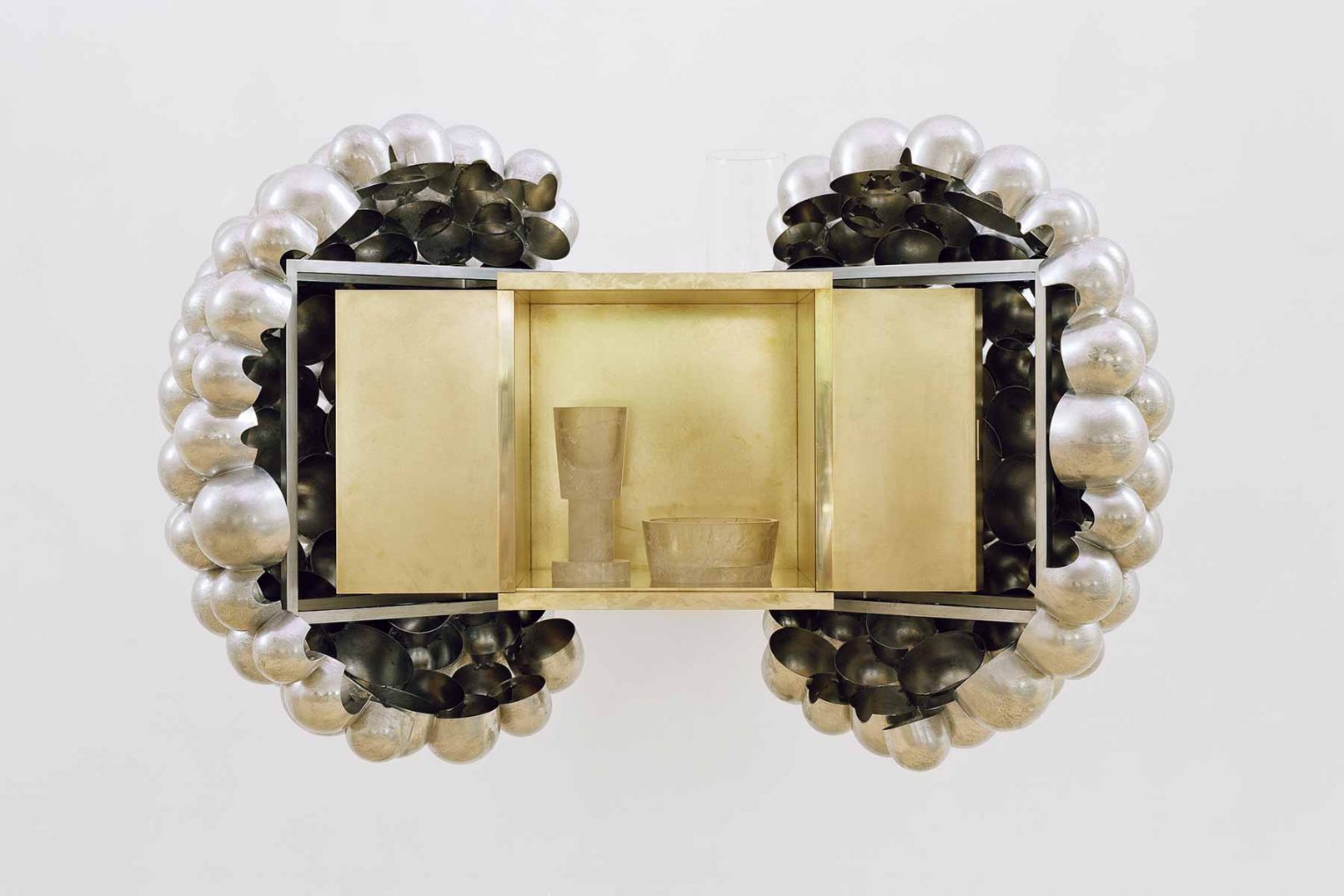 Geöffneter Tabernakelschrein aus Bronze mit Perlenhülle