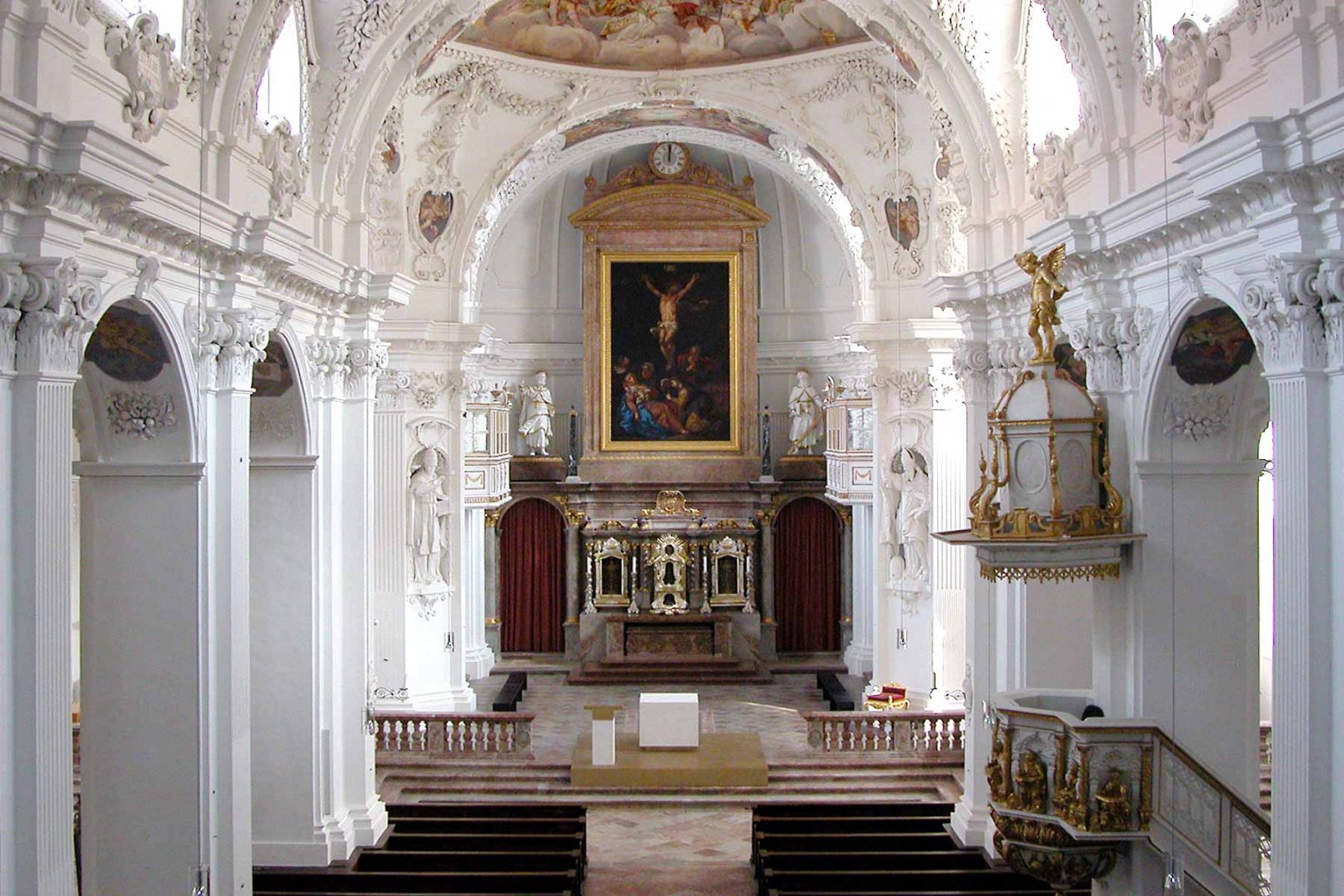Ansicht Kirchenraum mit Altarinsel aus Bronze und Altar aus Kunststeinkubus
