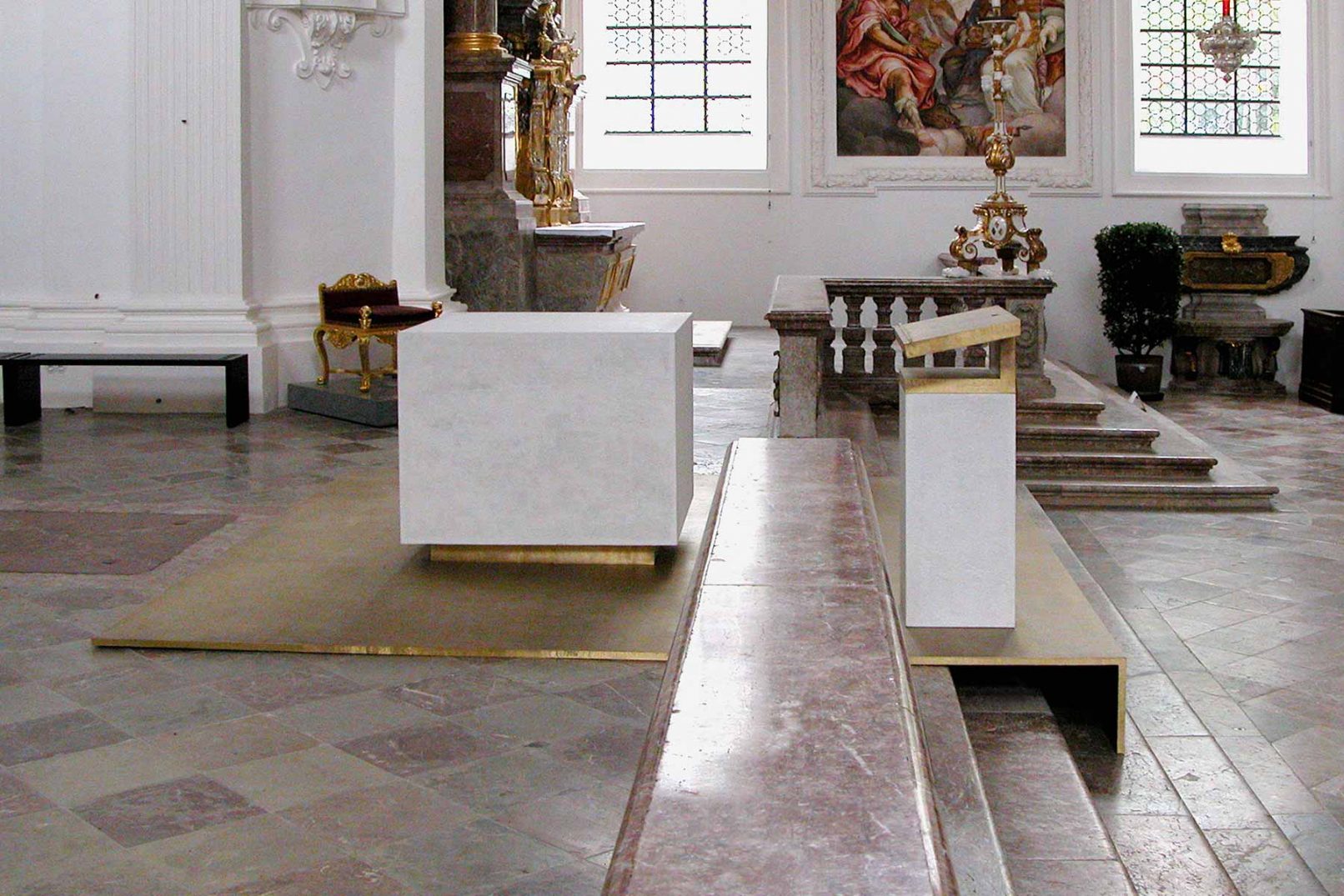 Seitenansicht Altarinsel aus Bronzeplatten mit Kunststeinkubus als Altar