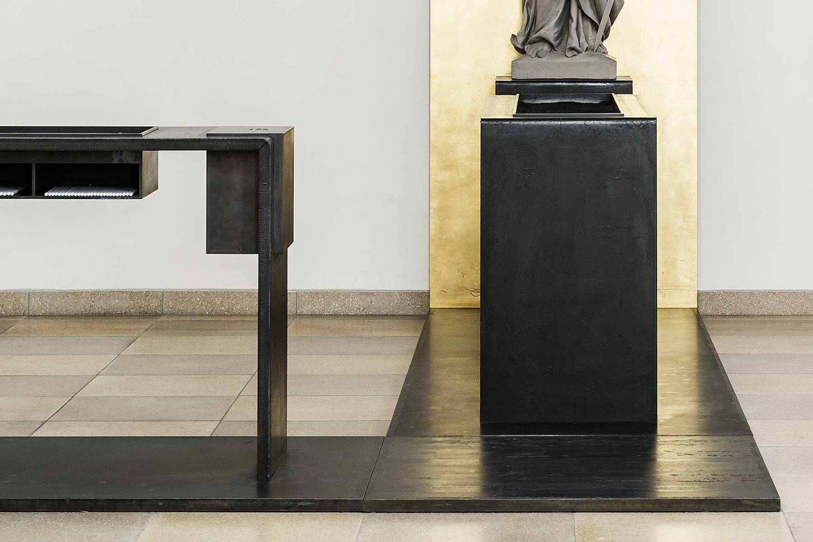 Gestaltung Podest für die Figur des Paulus aus dunkel geschwärztem Walzstahl