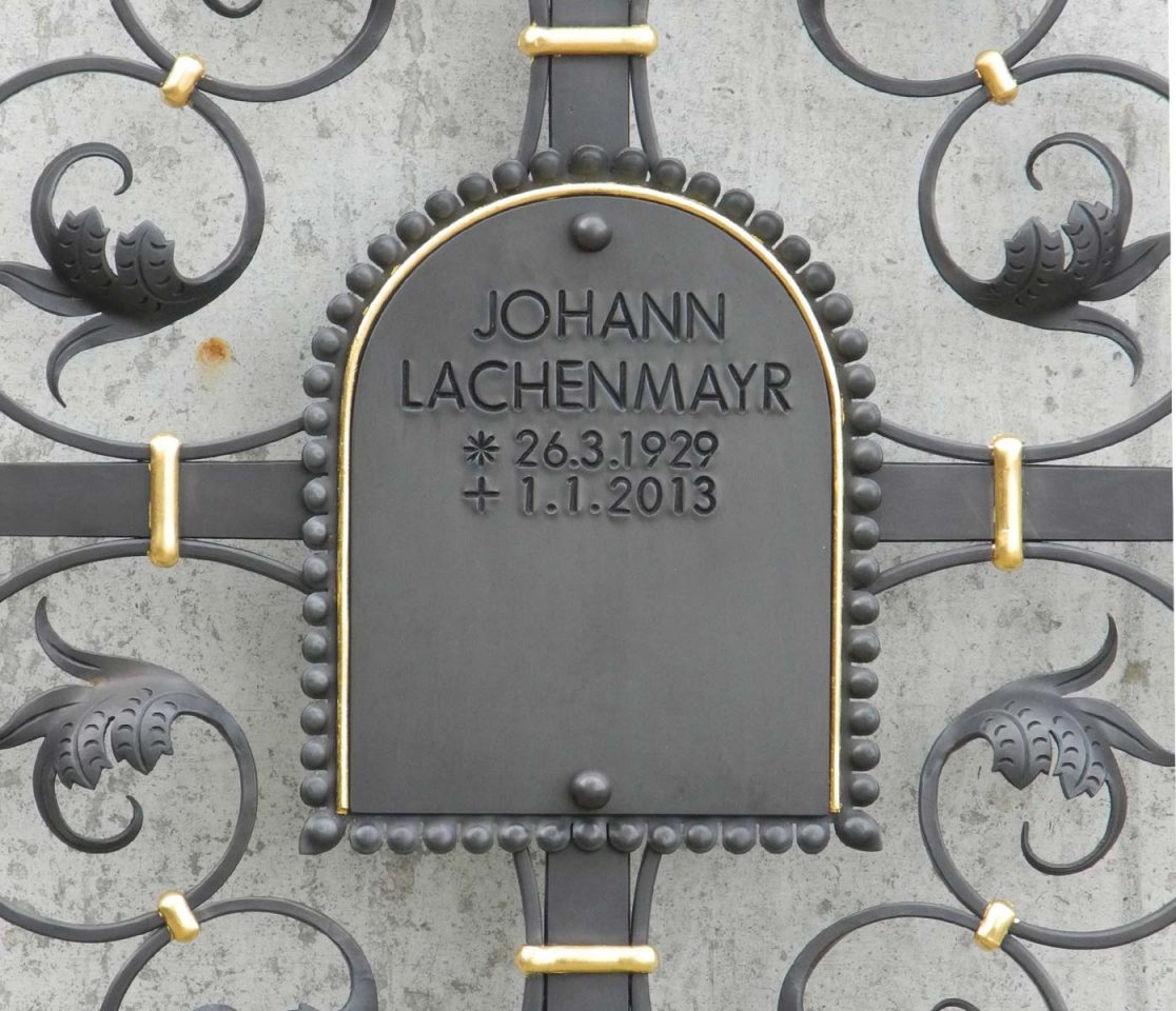 Detail der Schrifttafel auf der Nachbildung barockes Grabkreuz