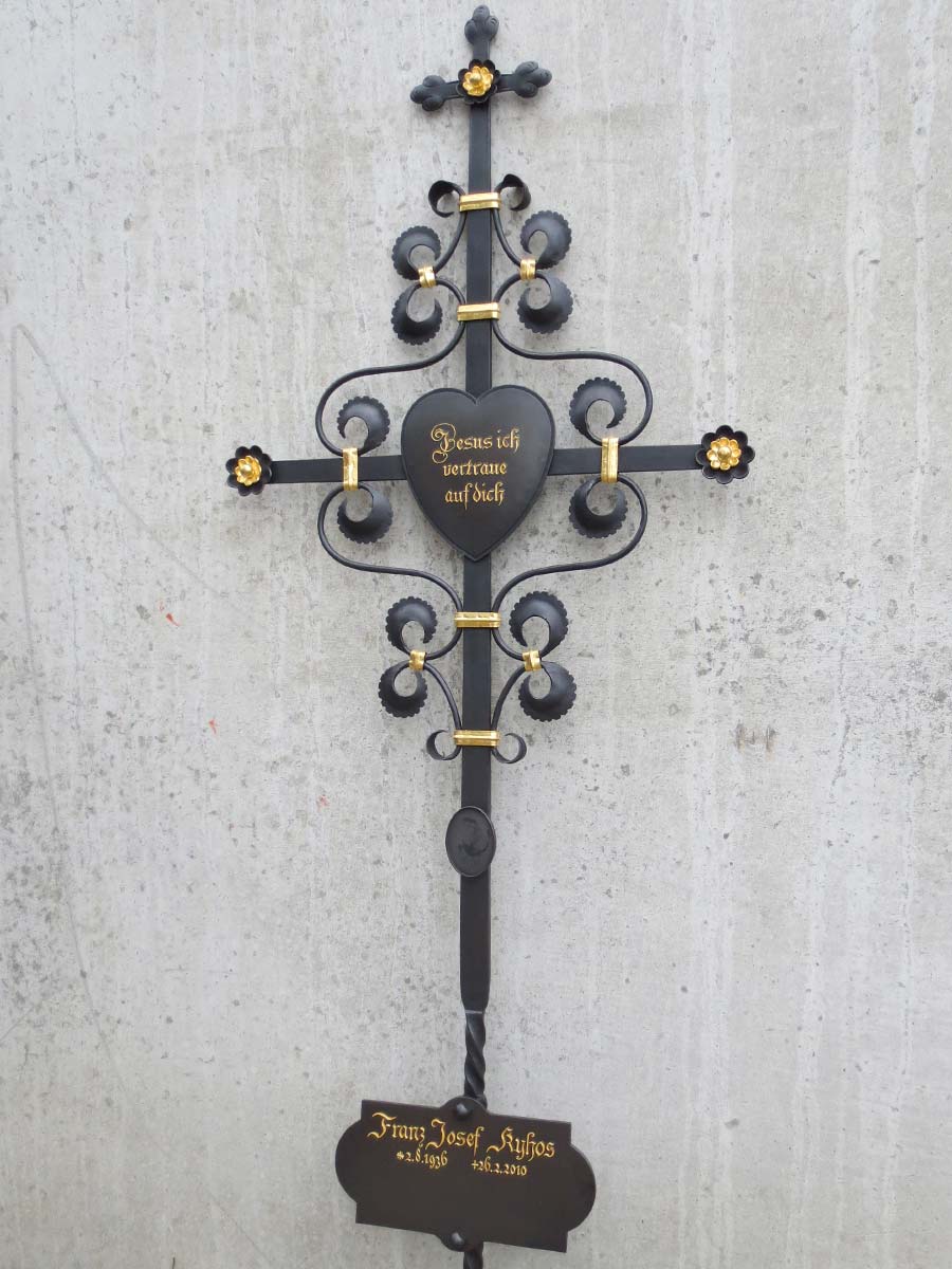 Nachbildung historisches Grabkreuz mit Herz aus Bronze geschmiedet