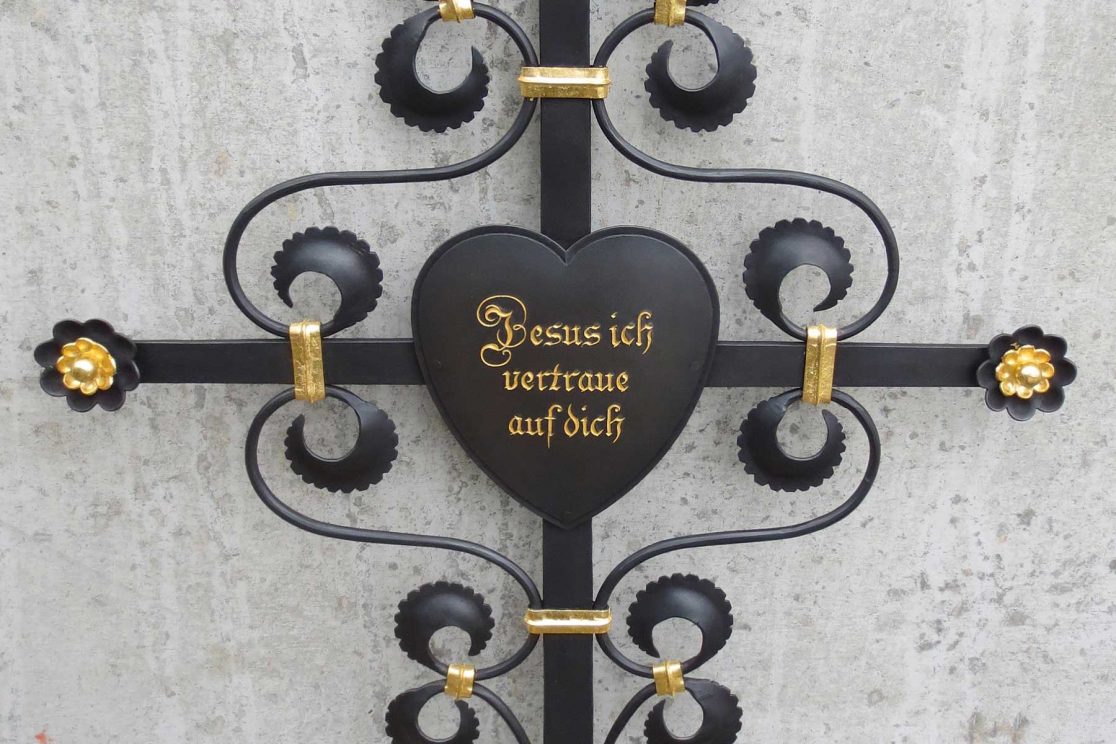 Detail historisches Grabkreuz mit Herz und Schrift