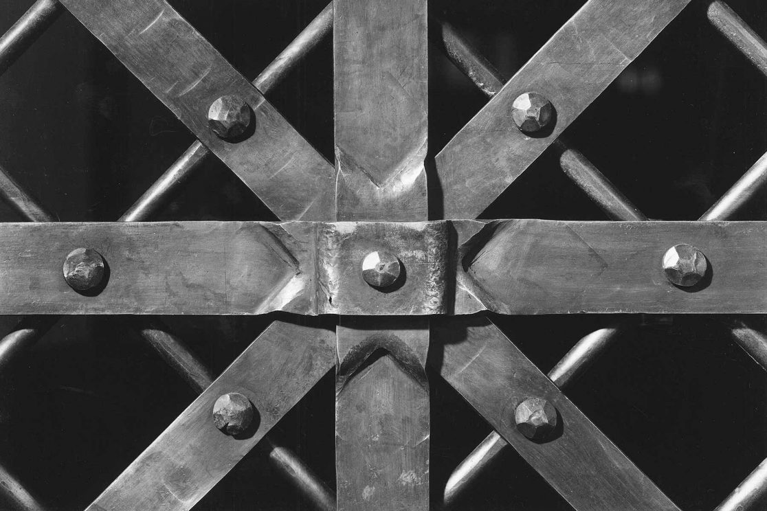 Detail der Toranlage des Palais Giese imit Rund- und Fachprofilen