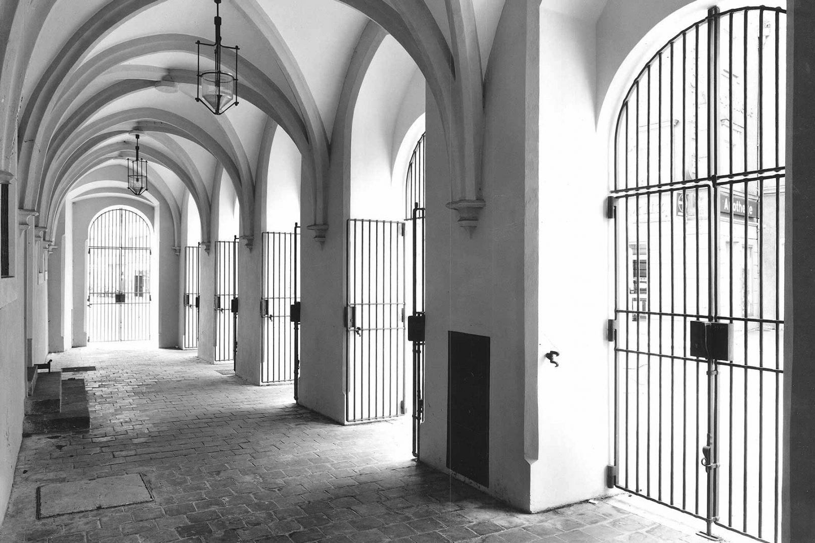 Große Gittertore und Leuchten für Arkadengang des alten Rathauses Ingolstadt