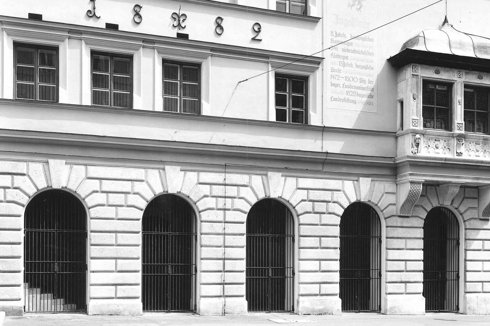 Außenansicht der Gittertore und Leuchten für Arkadengang des Alten Rathauses Ingolstadt